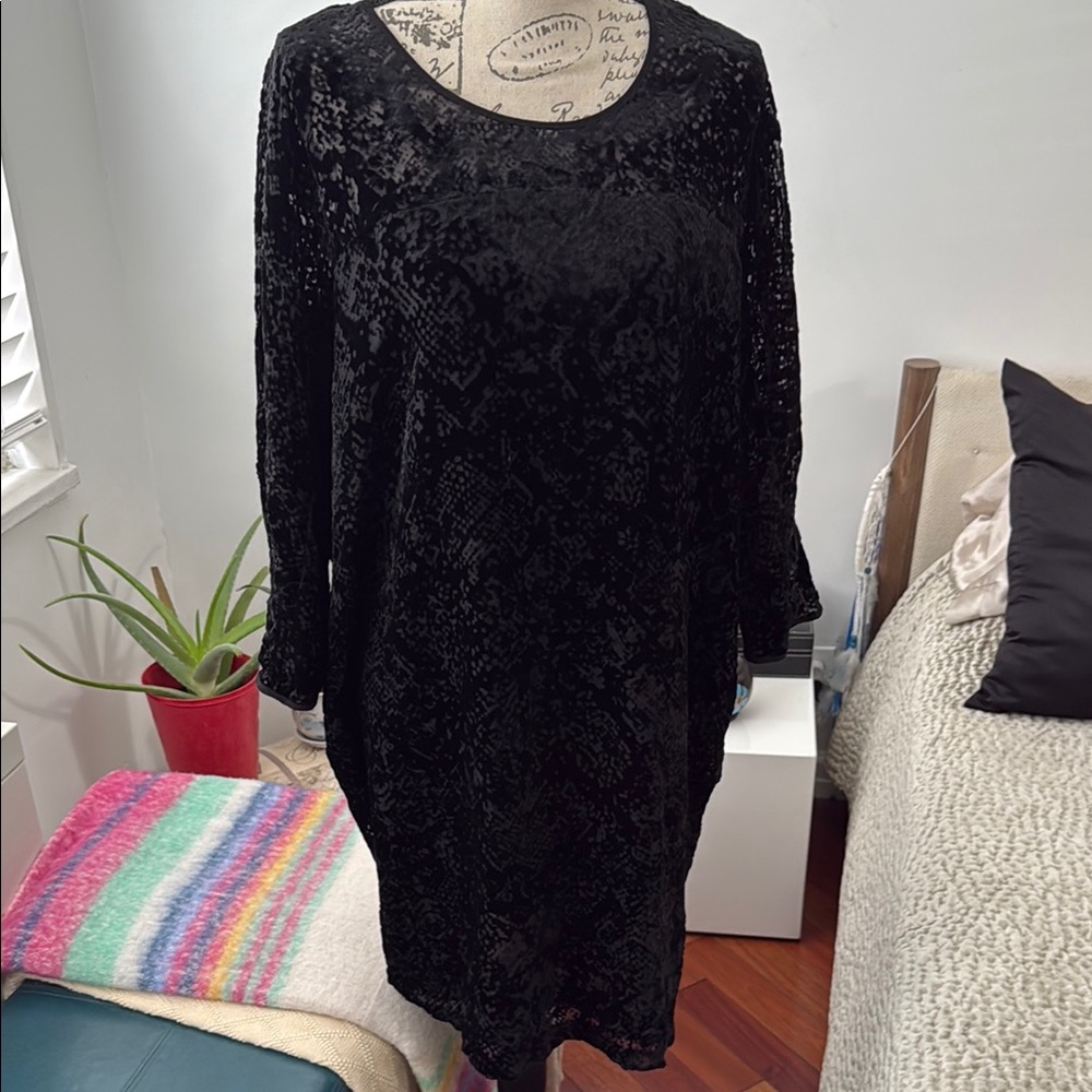 Silence and Noise - Black Velvet Short Sleeve Crew Neck mini Dress - L
